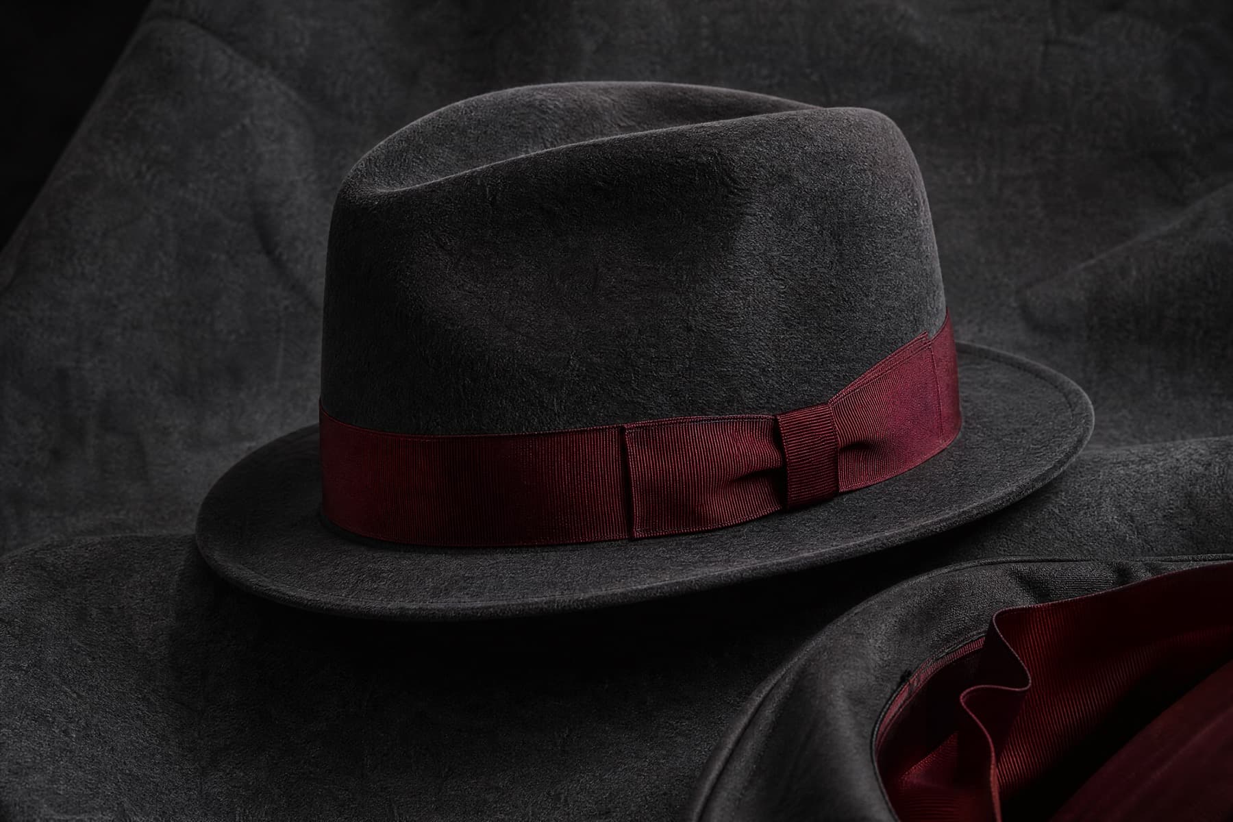 Fedora Rabbit 7cm: charcoal felt hat photographed whole under a single hard side light