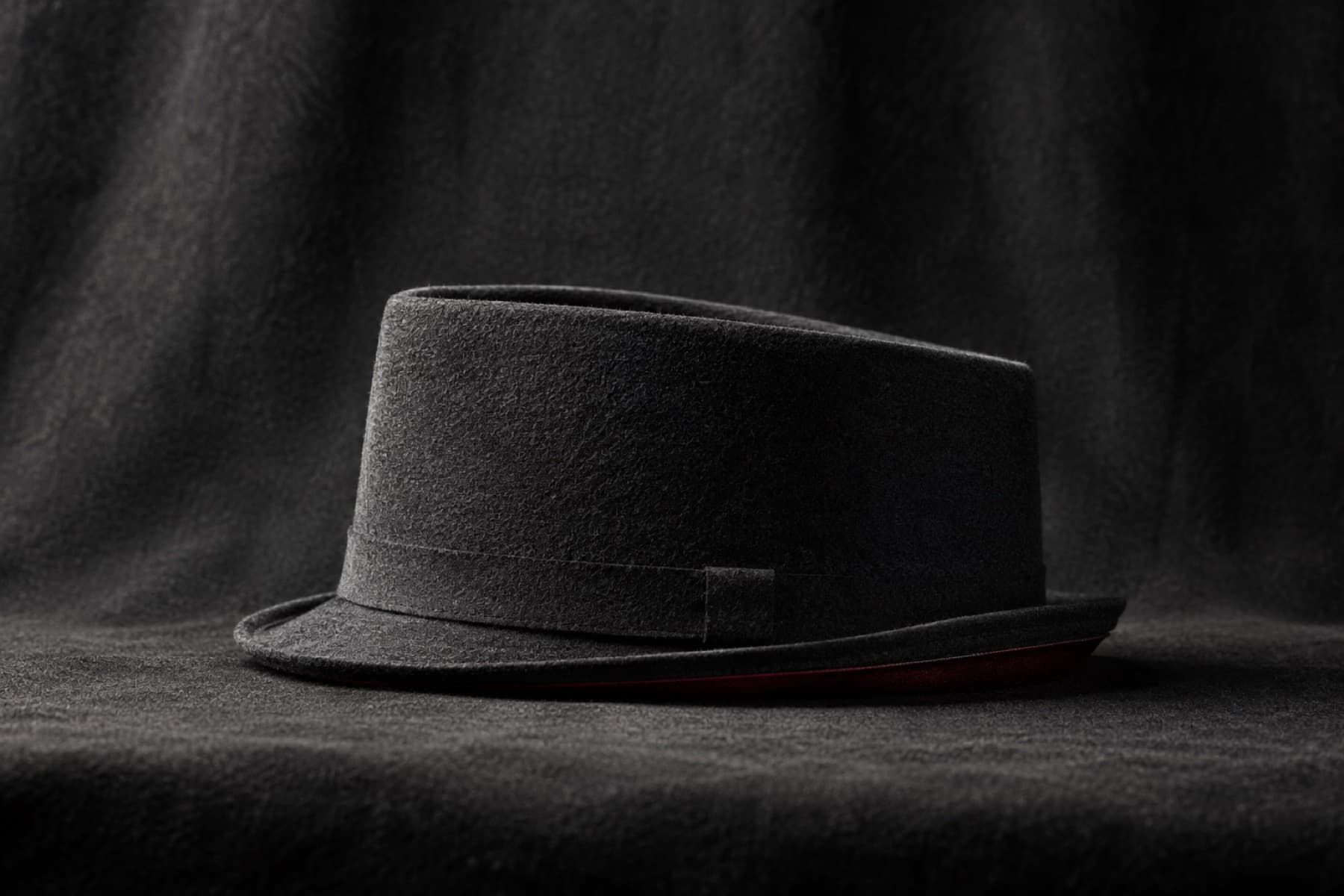 Trilby Wool 4cm: charcoal felt hat photographed whole under a single hard side light